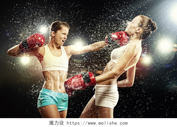 拳击馆打拳击赛的女子拳击的两个漂亮女人